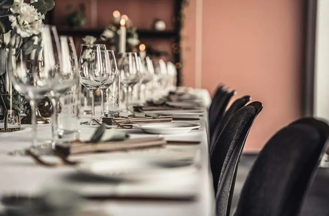Elegant borddækning med glas og servietter