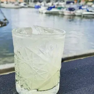 Glas med is og drikke ved havn