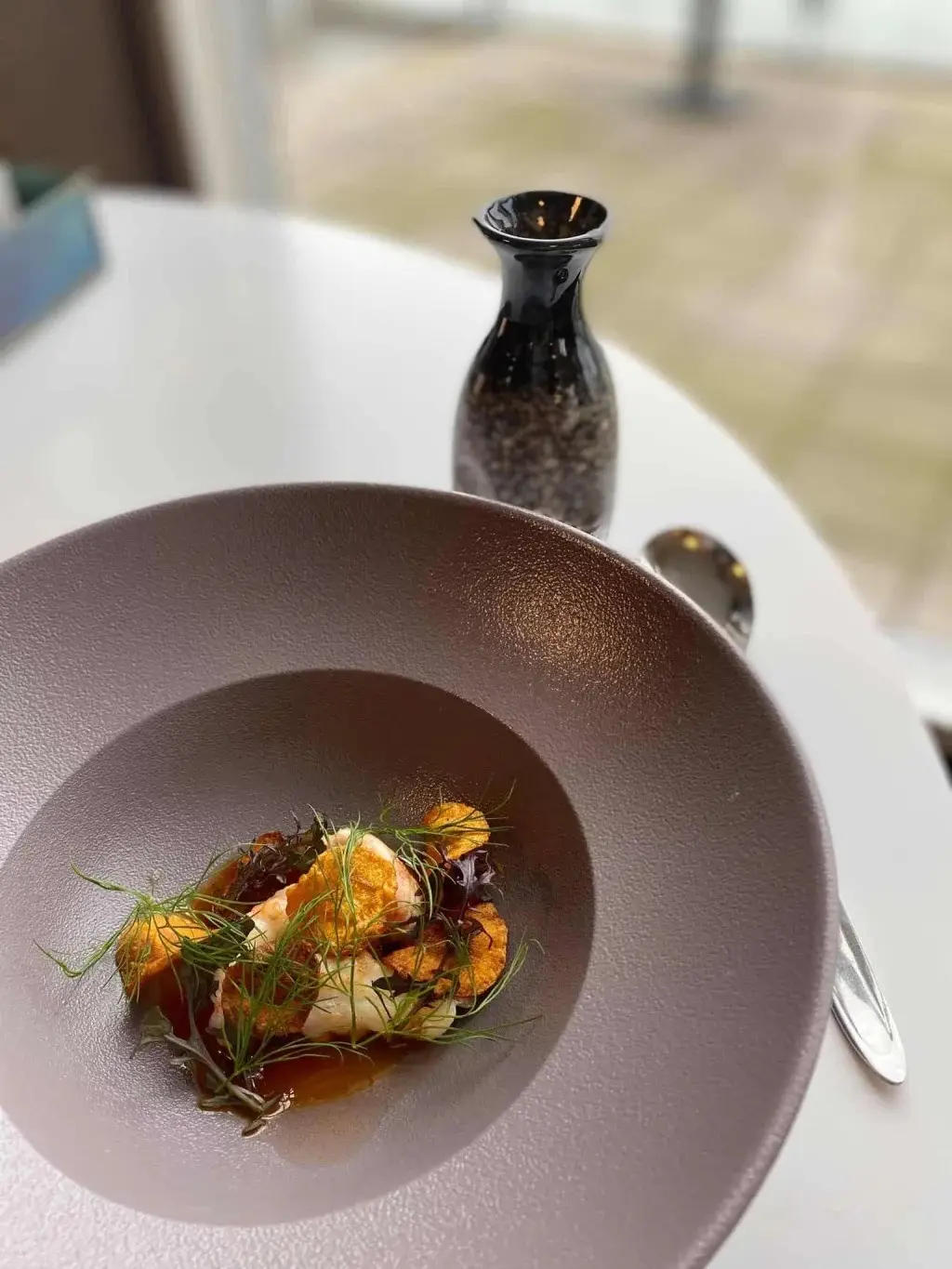 Gourmetret anrettet i skål med sauce