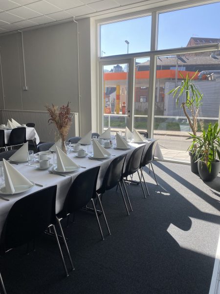 Dækket bord i solrig spisestue