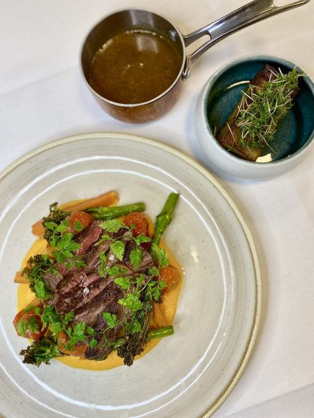 Oksekød med grøntsager og sauce.